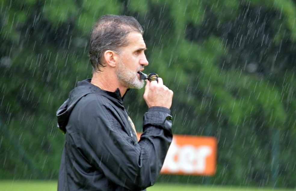 Vagner Mancini comanda treino do São Paulo sob chuva no CT da Barra Funda — Foto: Érico Leonan / saopaulofc.ne