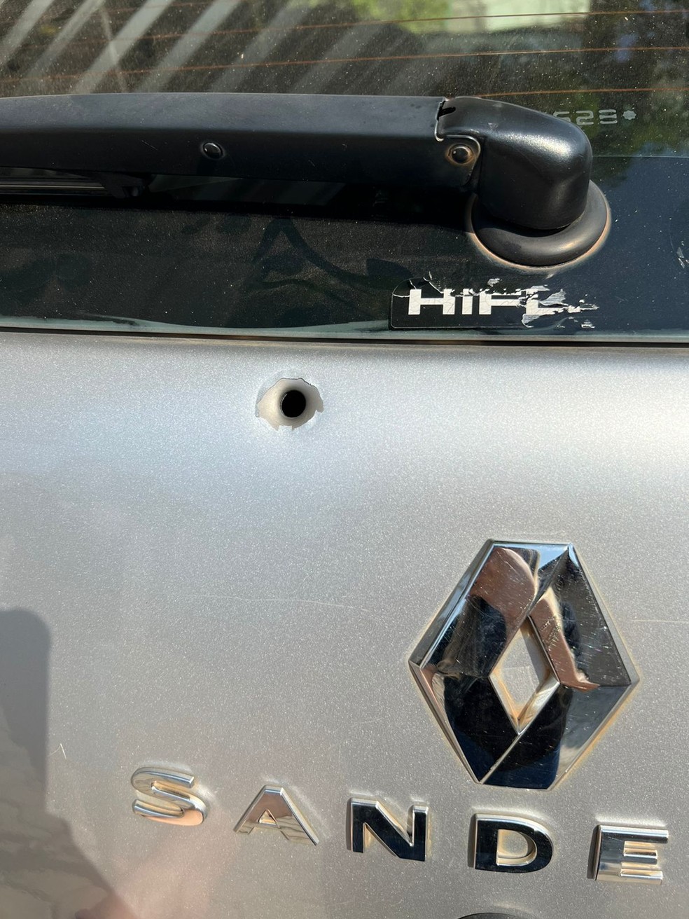 Tiro perfurou a lataria do carro — Foto: Arquivo pessoal