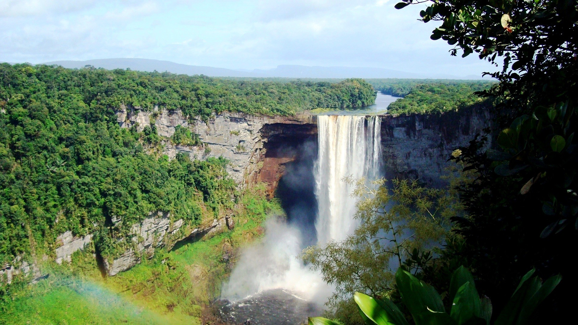 Cachoeira na região central da Guiana (Foto: Divulgação)