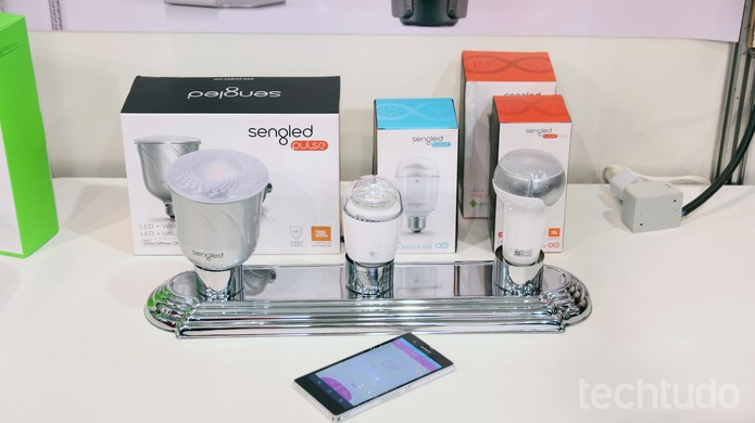 Sangled, lâmpada inteligente testada na Eletrolar 2015, toca músicas transmitidas pelo celular (Foto: Nicolly Vimercate/TechTudo)