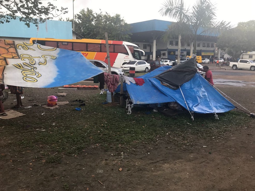 Venezuelanos estão abrigados em barracos próximos à Rodoviária (Foto: Patrick Marques/G1 AM)