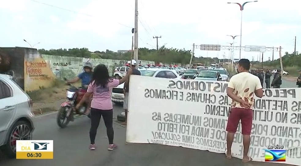 Manifestantes interditaram um trecho na barragem do Bacanga para protestar contra o atraso nas obras de recuperação  — Foto: Reprodução/ TV Mirante 