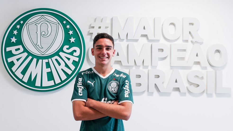 Figueiredo, joia de 16 anos do Palmeiras, assina primeiro contrato profissional com o clube