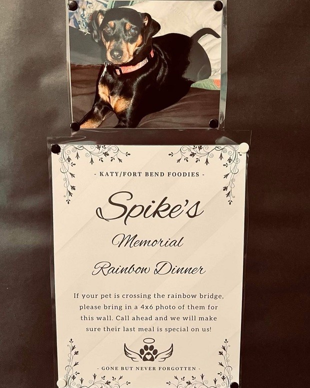 Cartaz divulgado no restaurante Chuckwagon BBQ & Burgers propõe que tutores levem fotos dos cãezinhos para um memorial (Foto: Reprodução / Facebook)