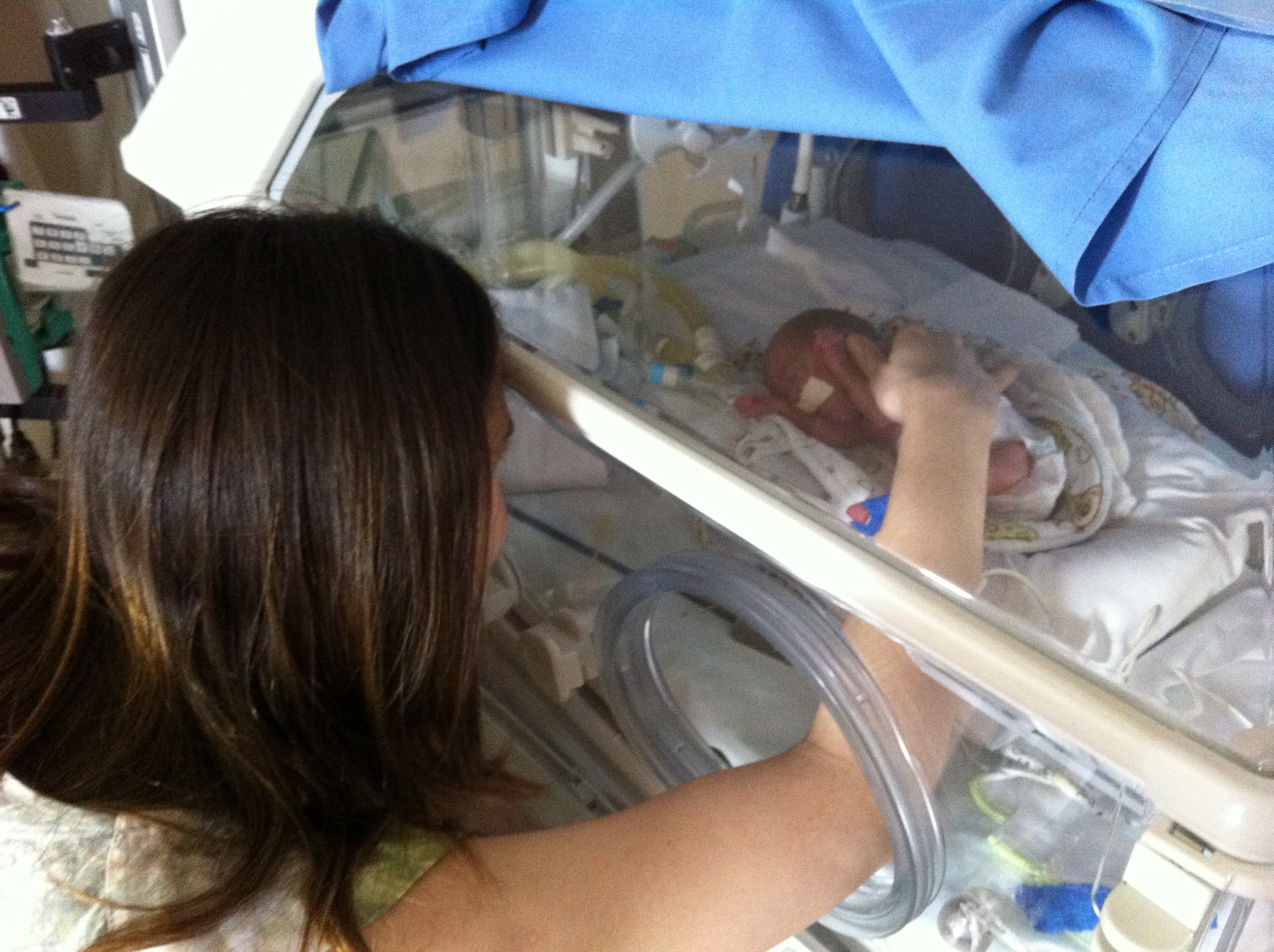 Teresa Ruas vê sua filha Maitê Maria na incubadora (Foto: Reprodução)