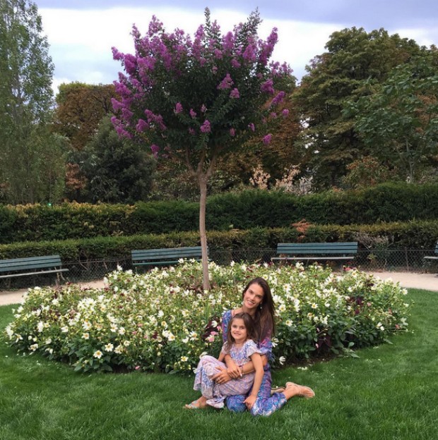 Alessandra Ambrosio posa com a filha em jardim de Paris (Foto: Reprodução/Instagram)