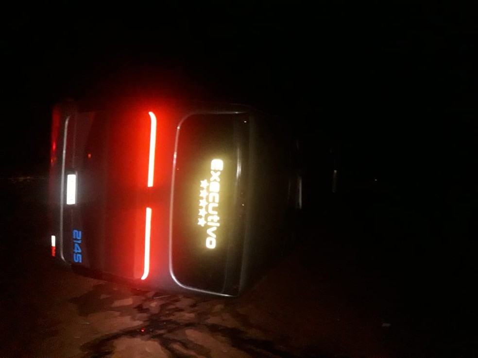Ônibus que levava bolivianos de MS para SP tomba em rodovia e deixa dezenas de feridos — Foto: BPMRv/Divulgação