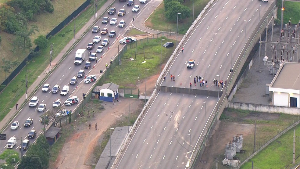 Imagem aérea mostra pista que cedeu na Marginal Pinheiros, em SP, nesta quinta (15) — Foto: Reprodução/TV Globo