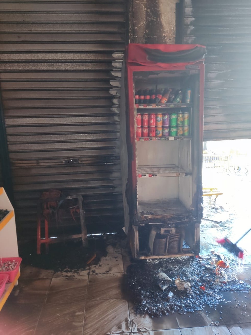 Ataque a supermercado em Nova Parnamirim. Fogo destruiu freezer com refrigerantes e atingiu o teto do estabelecimento — Foto: Cedida