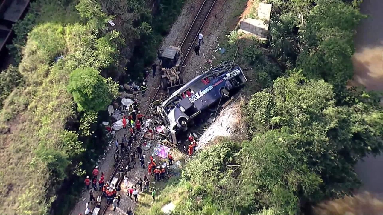 Ônibus cai de ponte em João Monlevade, em Minas Gerais