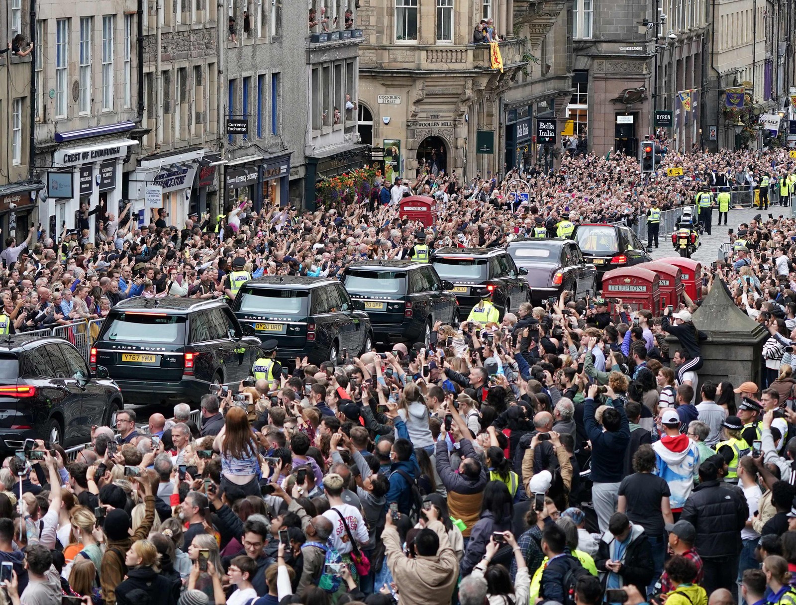 Caixão da rainha Elizabeth II é recebido por multidão em Edimburgo — Foto: Ian Forsyth / POOL / AFP