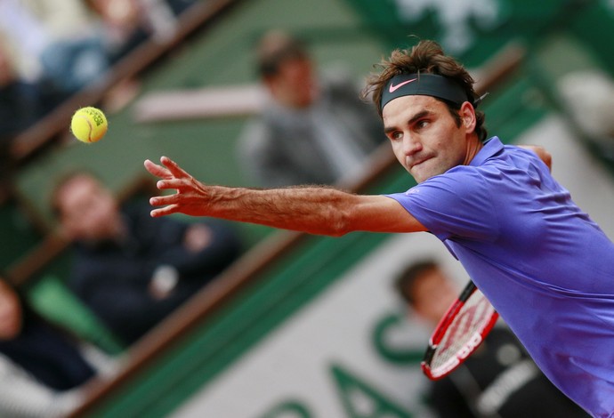 Roger Federer venceu o primeiro set do confronto (Foto: Reuters)