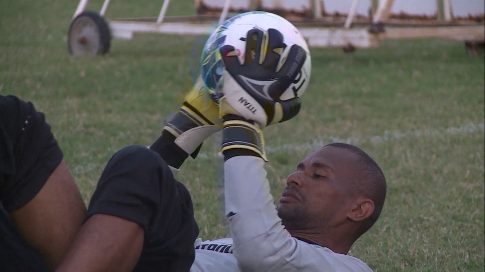Mondragon, goleiro do Salgueiro. (Foto: Reprodução/ TV Grande Rio)