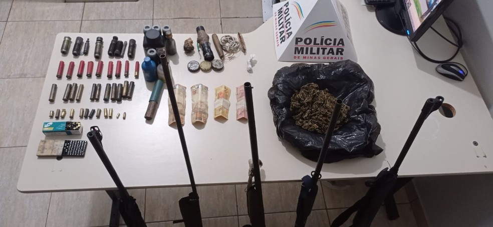 Munições, drogas e outros itens foram apreendidos com jovem preso — Foto: Polícia Militar/Divulgação