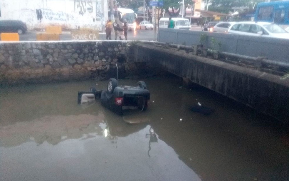 Carro caiu em canal na regiÃ£o do Largo da Mariquita, no Rio Vermelho (Foto: Adriana Oliveira / TV Bahia)