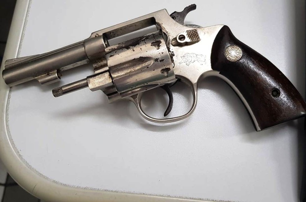 Arma utilizada no crime foi apreendida pela polÃ­cia em Bertioga, SP â€” Foto: DivulgaÃ§Ã£o/PolÃ­cia Civil