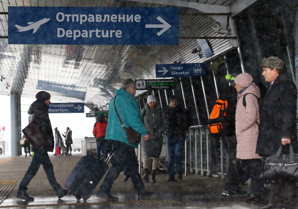 ST PETERSBURG, RUSSIA  JANUARY 29, 2021: People at the entrance to the derparture hall at the Pulkovo International Airport. On 29 January 2021, the Finnish air carrier Finnair resumed flights between St Petersburg and Helsinki. Flights will be operated t (Foto: Peter Kovalev/TASS)
