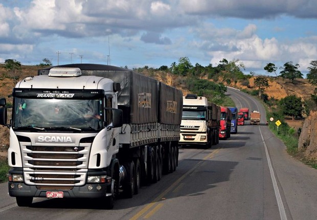 Caminhões fazem transporte de produtos (Foto: Editora Globo/Globo Rural)
