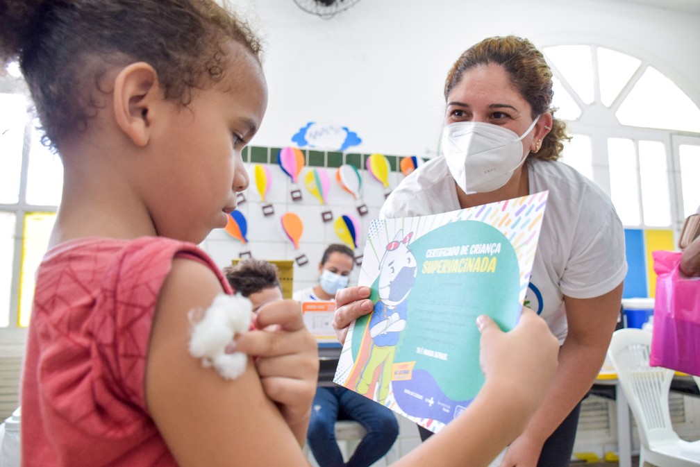 Criança é imunizada contra Covid-19 e recebe diploma de 'super vacinada', no Recife — Foto: Daniel Tavares/Divulgação