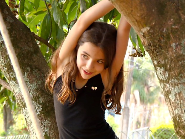 Criança brinca de subir em árvore em Vinhedo (Foto: Reprodução / TV Globo)