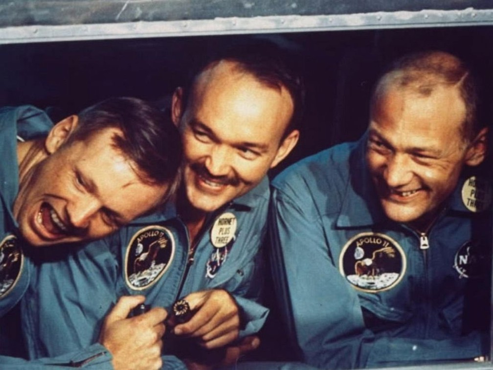 Buzz Aldrin abraça Michael Collins ao lado de Neil Armstrong em foto da época da missão lunar Apollo 11 — Foto: Buzz Aldrin/Arquivo Pessoal