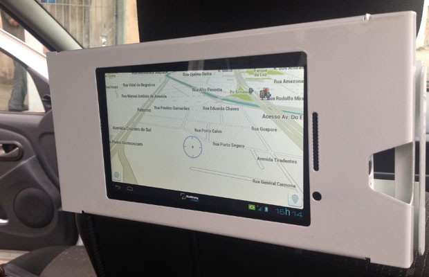Tablet instalado em táxis de SP funciona como roteador; na tela, o aplicativo Waze funcionando. (Foto: Helton Simões Gomes/G1)