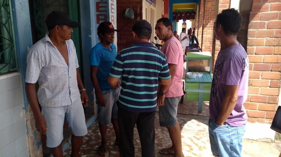 Comerciantes vão ter que desocupar local, segundo a prefeitura do município — Foto: Mazinho Rogério/G1