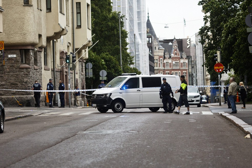 Após acidente em Helsinki, policiais isolam área da ocorrência (Foto: oni Rekomaa/Lehtikuva/via REUTERS)