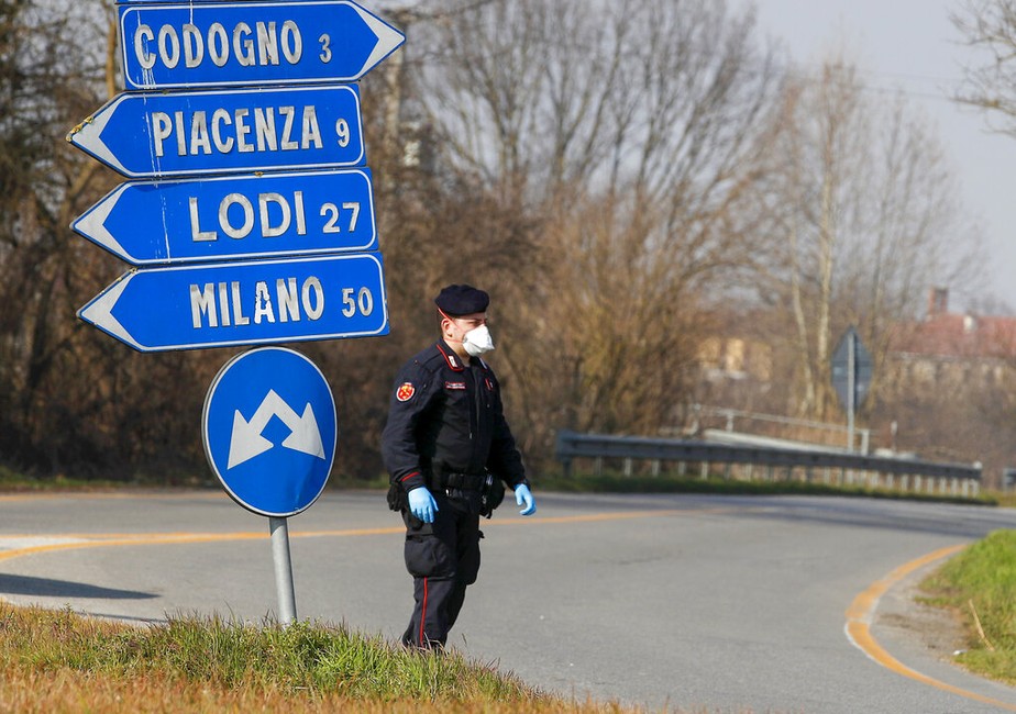 Policial se protege do coronavírus na Itália