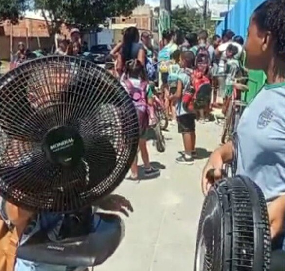 Alunos de colégio público de Japeri levam ventiladores de casa para aliviar o calor nas salas de aula