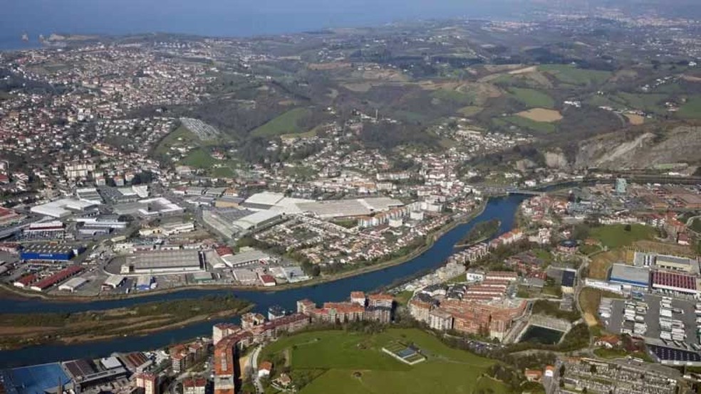 A Ilha dos Faisões (a menor, à direita na foto) fica no Rio Bidasoa, entre as cidades fronteiriças de Hendaye, na França, e Irun, na Espanha — Foto: Foto - Agefotostock/ Alamy via BBC