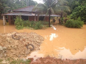 Casa de dona Maria foi inundada e Defesa Civil condenou residência (Foto: Ísis Capistrano/ G1)