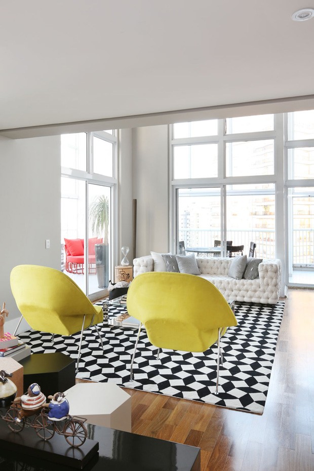 Contraste traz modernidade e estilo à apartamento projetado para receber (Foto: Mariana Orsi)