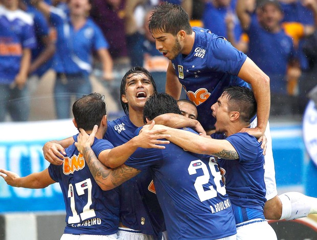 Ricardo Goulart gol Cruzeiro x Goiás (Foto: Reuters)