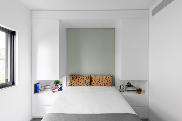 Cozinha verde e décor minimalista em 100 m² (Foto: FOTOS TAL NISIM)