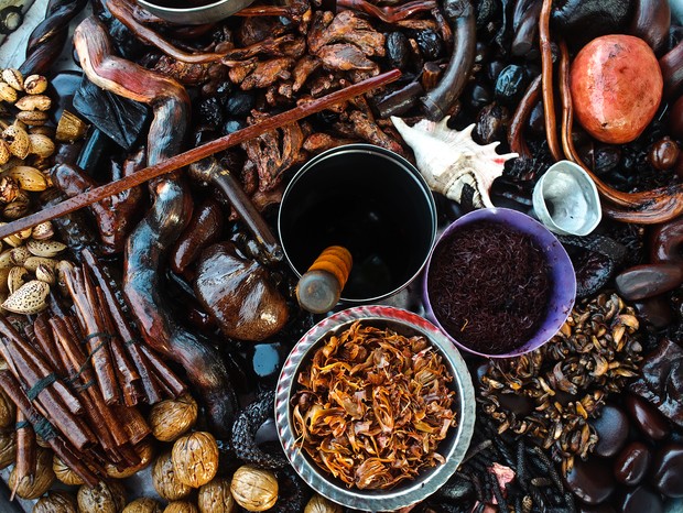 Traditional herbal medicine from India ("Jadi booti" in hindi) with dry fruits, barks, roots of different plants (Foto: Getty Images)