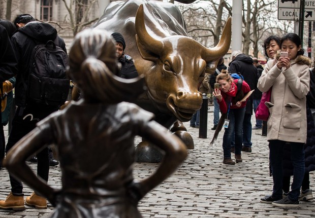 Estátua de menina encarando o emblemático touro de Wall Street, em NY. Iniciativa da State Street Global Advisors (Foto: Drew Angerer/Getty Images)