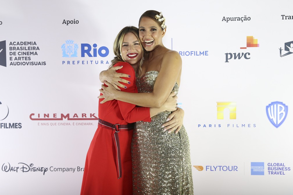 Giovanna Ewbank com Camila Pitanga no tapete vermelho do 21º Grande Prêmio do Cinema Brasileiro — Foto: Roberto Filho / Divulgação