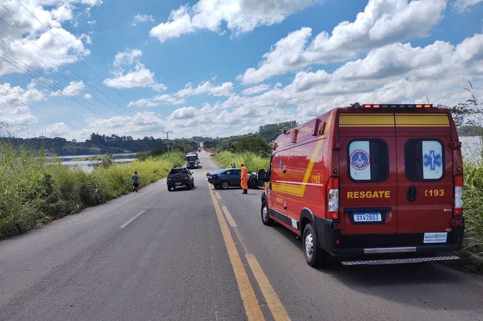 Motorista é socorrido em estado grave após sofrer acidente e cair no Lago de Furnas — Foto: Corpo de Bombeiros