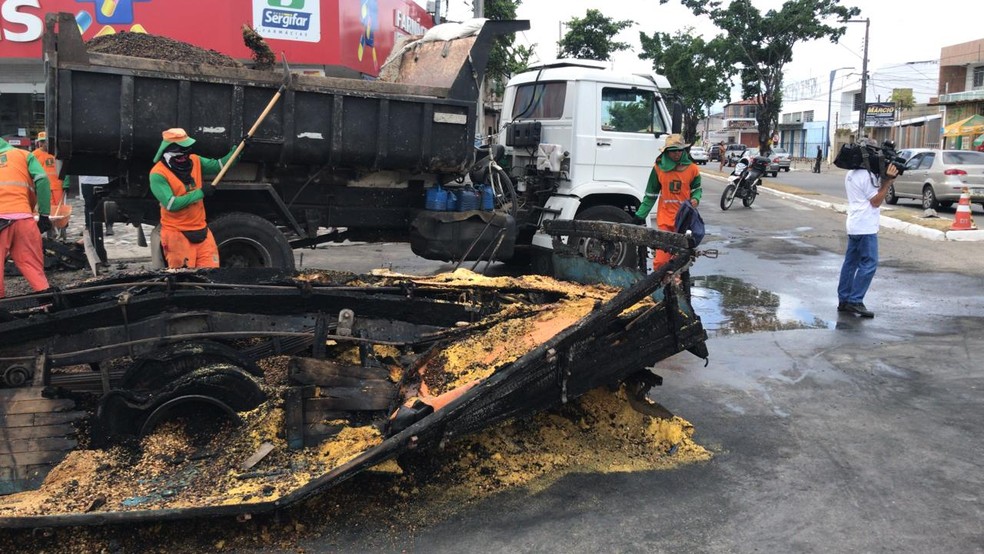 Equipes realizando limpeza da via — Foto: Cleverton Macedo/TV Sergipe