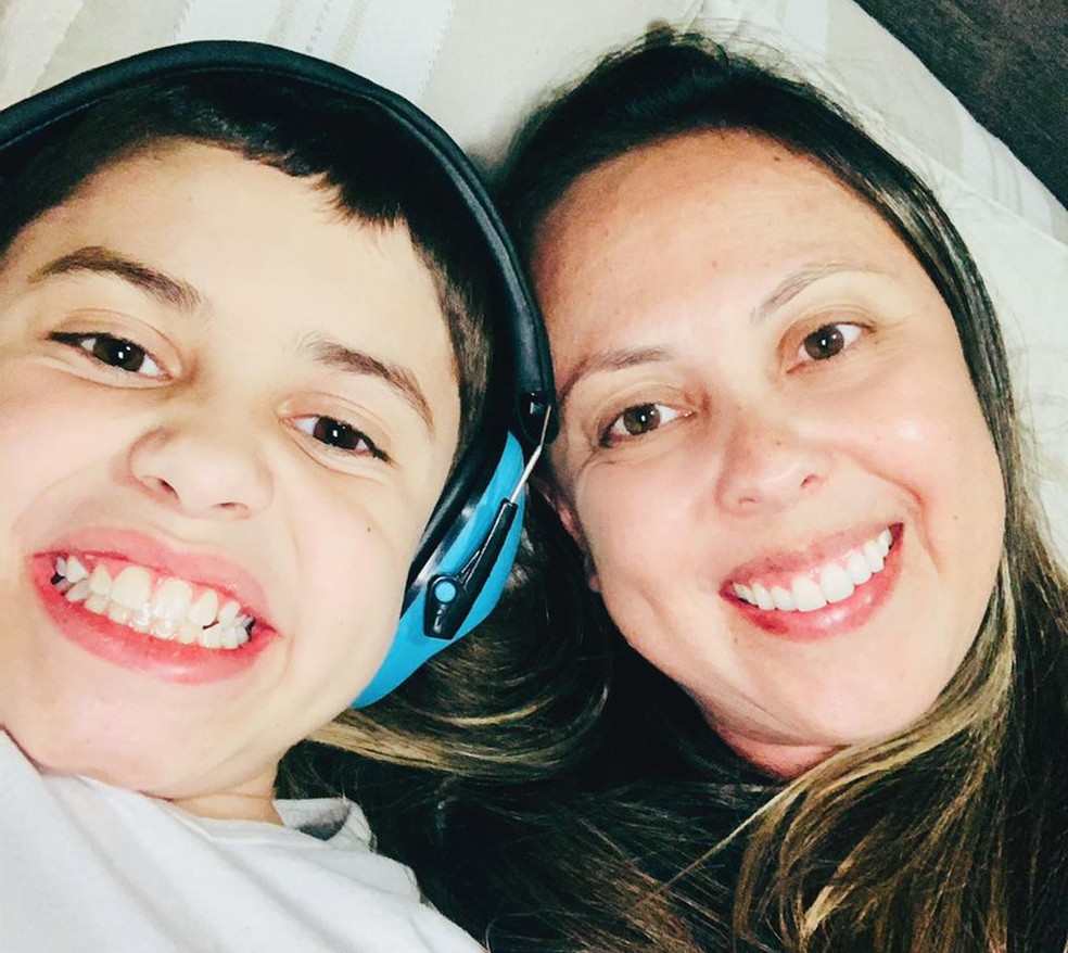 Lucas, que tem autismo moderado, e sua mãe, Tarita. O menino teve dificuldade em acompanhar o ensino remoto.  — Foto: Arquivo pessoal