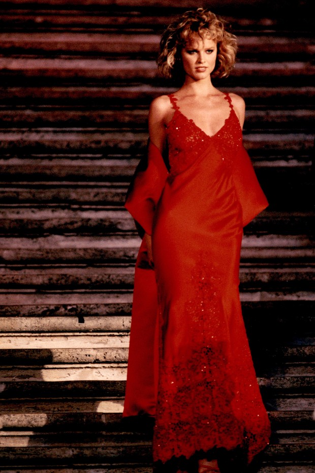 ROME, ITALY - JULY 17: Czech born fashion model Eva Herzigova wears an evening gown by Valentino during the High Fashion Fall - Winter 1996/97 'Donna Sotto Le Stelle' (Women Under The Stars) show at the steps of Trinita dei Monti on July 17, 1996 in Rome, (Foto: Getty Images)