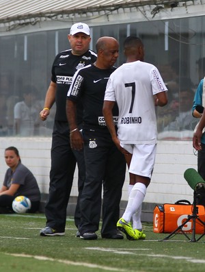 Robinho sai de campo reclamando de lesão (Foto: Mauricio de Souza / Estadão Conteúdo)