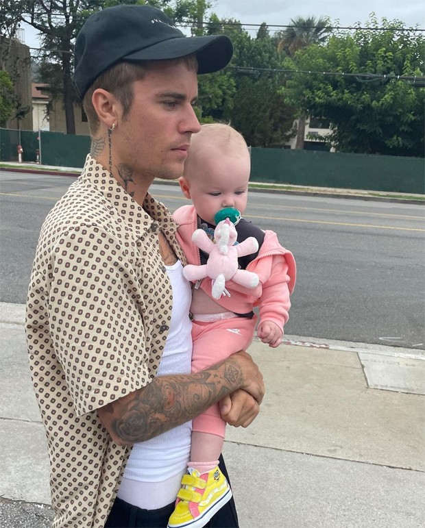 Justin Bieber postou fotos com a sobrinha de Hailey Bieber (Foto: Reprodução / Instagram)