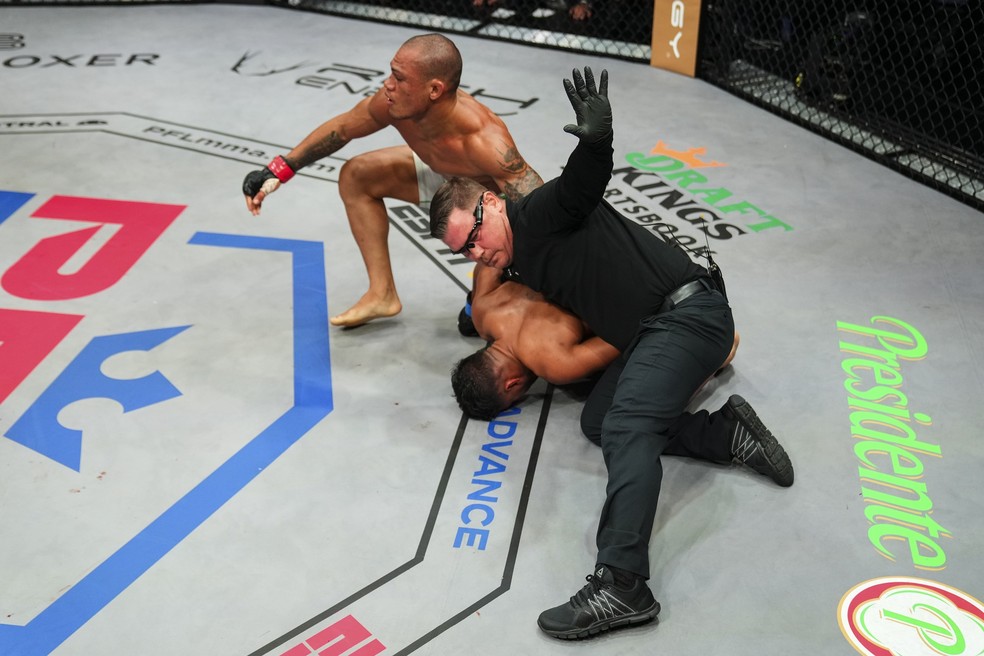 Sheymon Moraes sai para comemorar após conquistar o nocaute contra Lazar Stojadinovic — Foto: Divulgação/PFL