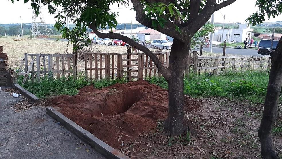 Polícia encontra corpos de um homem e uma mulher enterrados em quinta de uma casa em São Carlos — Foto: A CidadeON São Carlos
