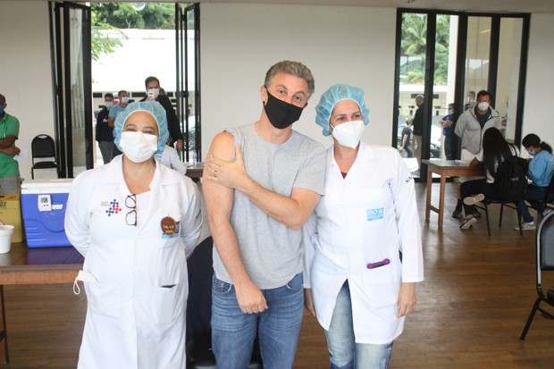Luciano Huck toma a vacina contra a Covid-19 (Foto: Rodrigo Adão / AgNews)