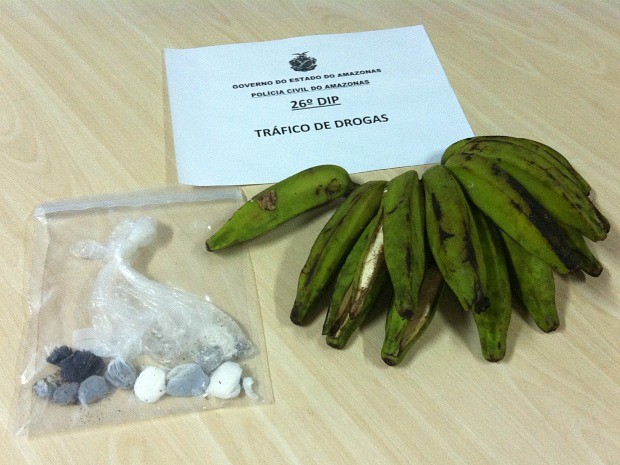 Drogas foram encontradas escondidas dentro de bananas (Foto: Marcos Dantas/G1 AM)