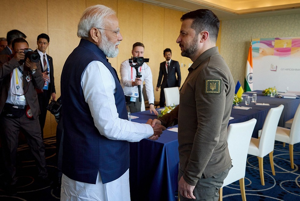 o presidente da Ucrânia, Volodymyr Zelensky (à direita), apertando a mão do primeiro-ministro da Índia, Narendra Modi (à esquerda), em Hiroshima — Foto: AFP PHOTO / HANDOUT / UKRAINIAN PRESIDENTIAL PRESS SERVICE