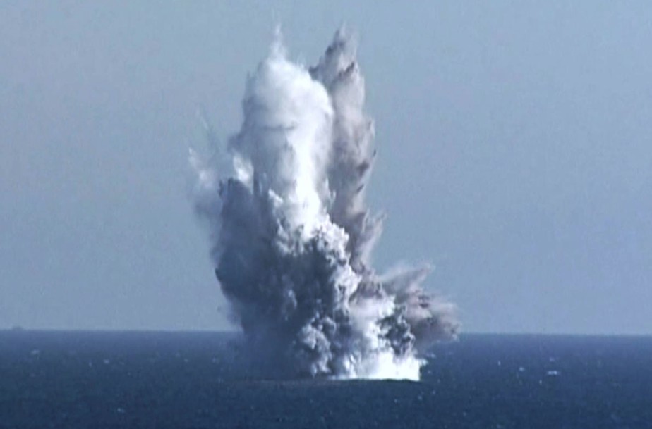 Drone submarino de ataque nuclear 'Haeil' dispara na água ao largo da costa da província de Hamgyong
